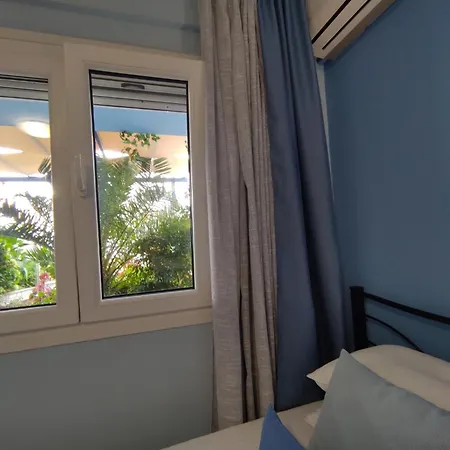 Celeste Deluxe Apartahotel 4*